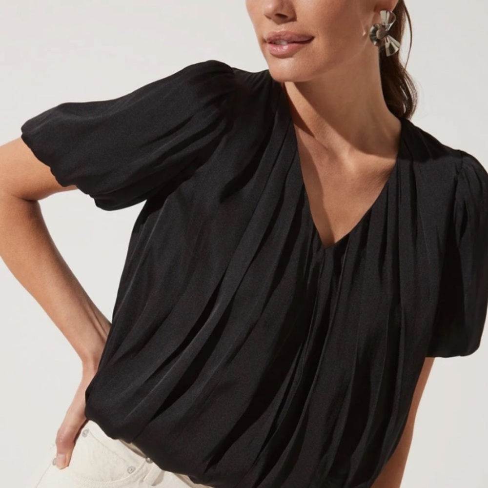 ASTR the Label bubble hem short sleeve top!!